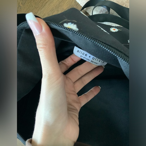 ALICE + OLIVIA Daisy Floral Black Over Night Travel Duffle Bag Brand NEW Women - Picture 5 of 15